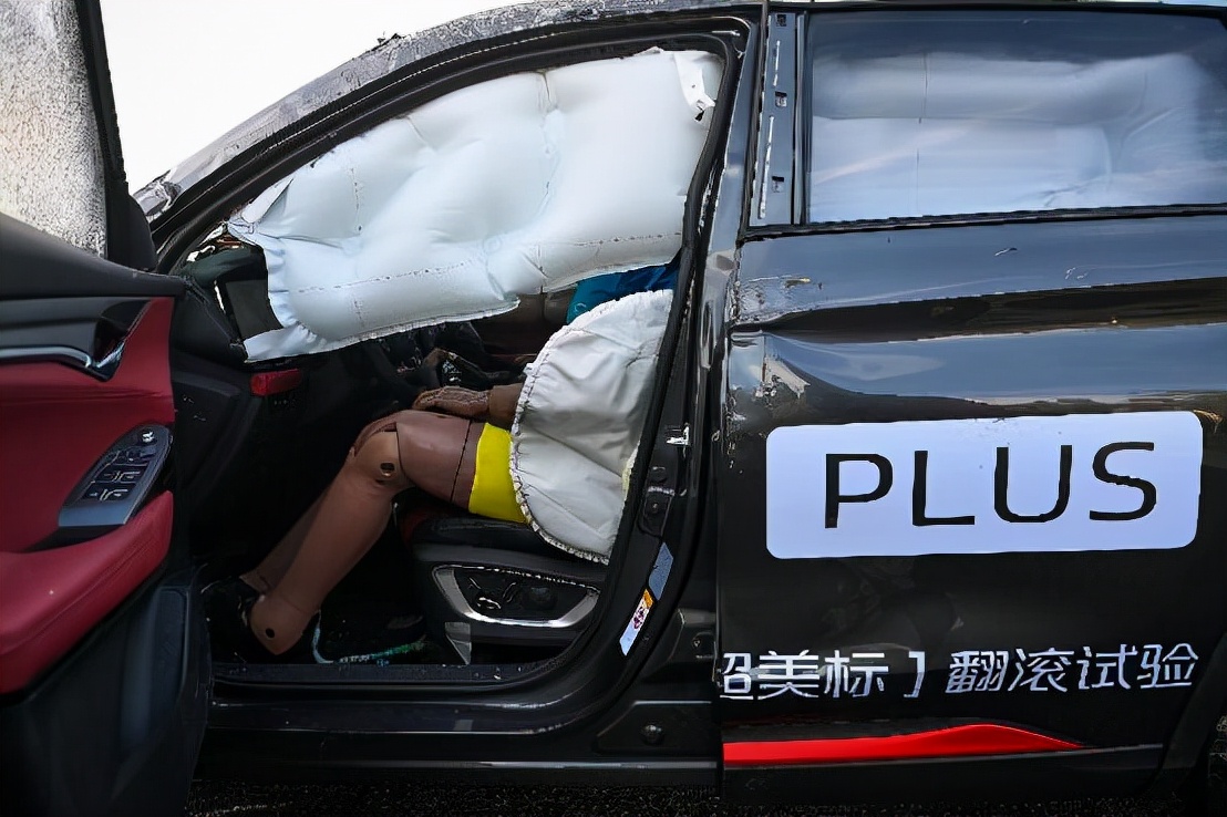 无惧55km/h极限挑战，CS75PLUS以“硬核骨骼”面对超美标翻滚试验