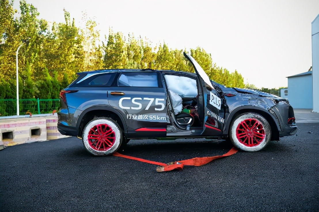 无惧55km/h极限挑战，CS75PLUS以“硬核骨骼”面对超美标翻滚试验
