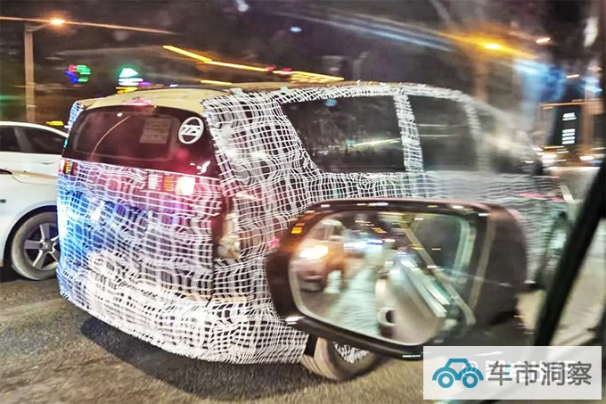 理想首款纯电MPV MEGA实拍搭双联屏 或四季度发布-图1