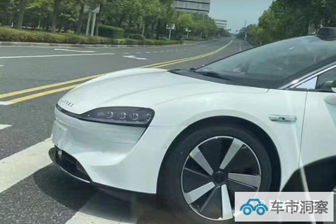 华为首款轿跑路试实拍搭问界M5同款尾灯 9月发布-图3