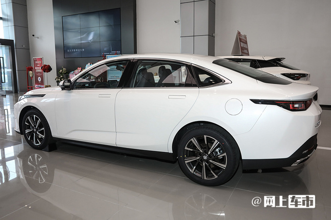 长安逸达更名第三代逸动售8.39万起 标配1.5T+7DCT-图2