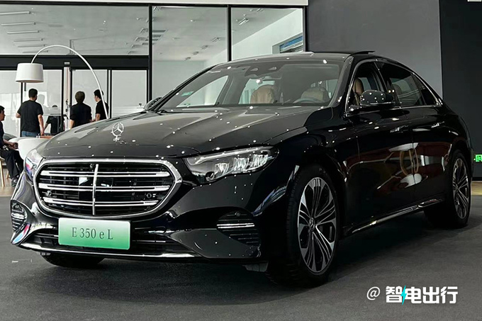 奔驰新E级插混到店实拍后天上市 预计售53万-图4